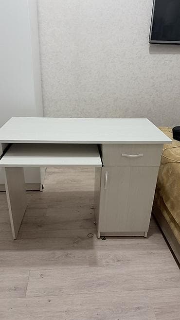 стол письменный б: Компактный компьютерный стол в светлом дубовом оттенке. Использовали — 5