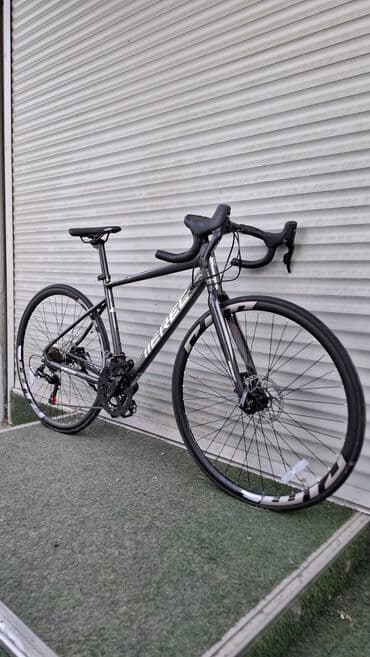 купить фикс в бишкеке: Серый шоссейный велосипед с черными и белыми акцентами. Оснащен — 1
