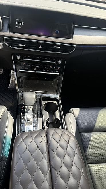 спидометор: Салон автомобиля бизнес-класса с современным оснащением. Основные — 2