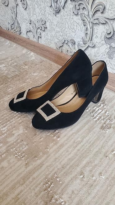 кроссовки 29: Туфли-лодочки из чёрной замши с блестящими пряжками. - Материал — 1