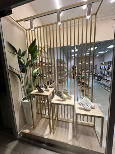 оборудование в бутик: Кронштейны Стеллажи Стойки Вешала Столы ресепшен Раскладочные — 17