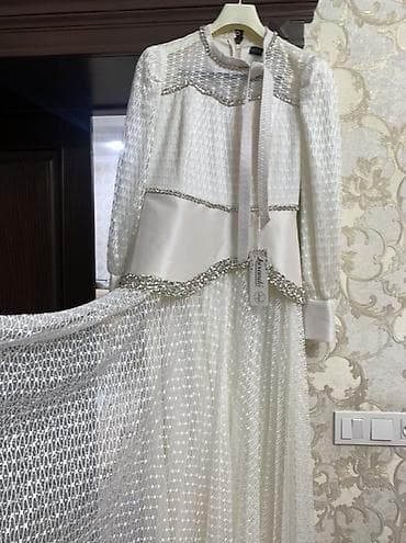 Личные вещи: Нарядное женское платье цвета айвори/молочного оттенка. - Длина — 2