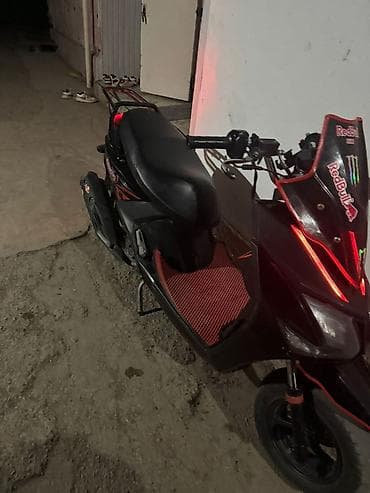 scoot: Скутер/мопед спортивного стиля, черный с красными акцентами и тюнингом — 4