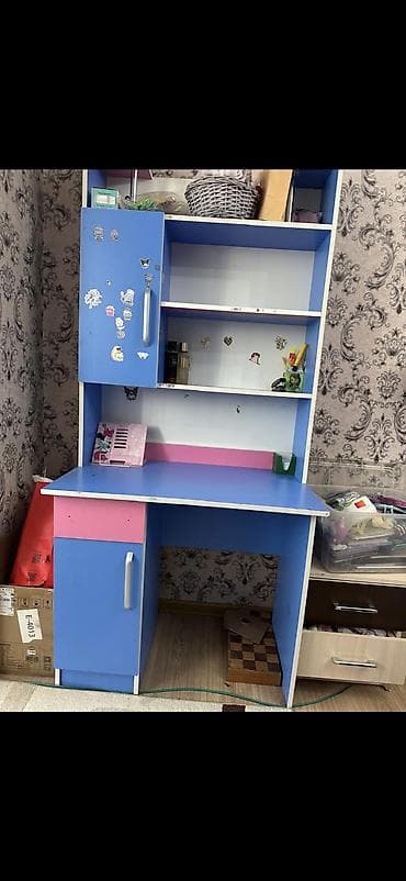table study: Детский комплект мебели: письменный стол со стеллажом и трёхстворчатый — 1