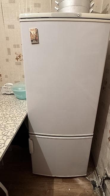 Холодильник двухкамерный с нижней морозильной камерой. отлично