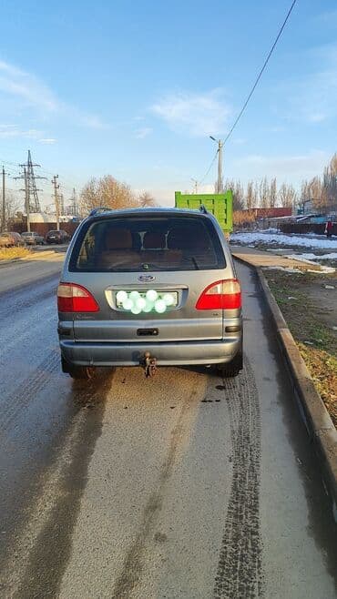 Продажа авто: Просторный 7‑местный минивэн (левый руль), серый металлик. Основные — 5