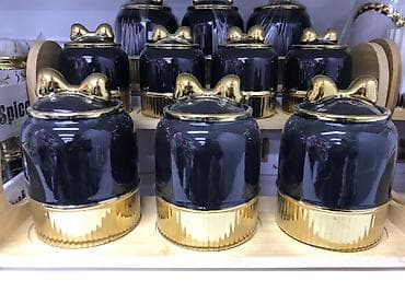 Набор керамических банок в белой и черной расцветке для кухни с