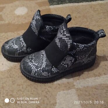 демисезонная детская обувь 22 размера: Ботинки на девочку, кожа, 26 размер. Состояние отличное. Цена — 2