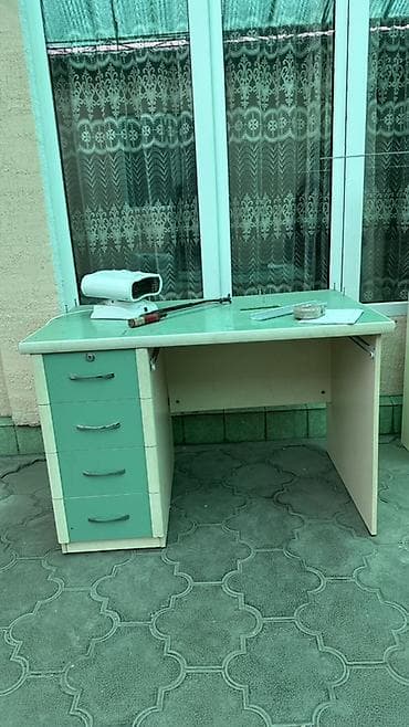 Компьютерный стол, Б/у, С полками