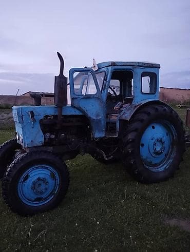 Трактор колесный, с кабиной, голубого цвета. Основные характеристики