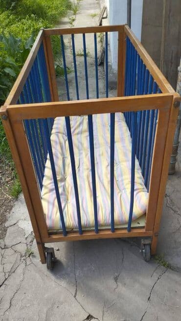 купить стол на колесиках: Продам кроватку на колесиках. Можно использовать при укачивании — 3
