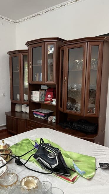 полки под телевизор: СРОЧНО❗❗ Стенка-гостиная с витринами Габариты: высота 2–2,2 м; — 1