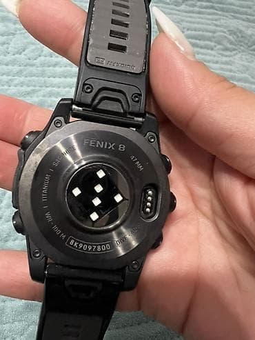 Garmin: Смарт-часы Fenix 8 (указано на корпусе). Основные особенности: - — 2