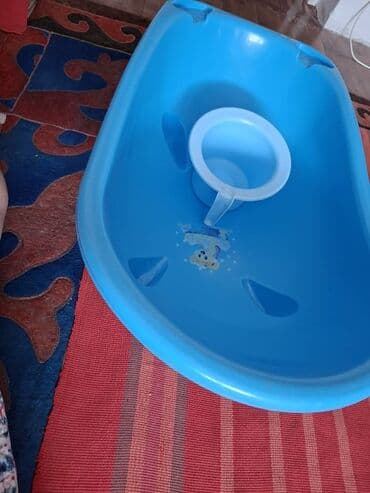 Синяя детская ванночка из прочного пластика, предназначенная для