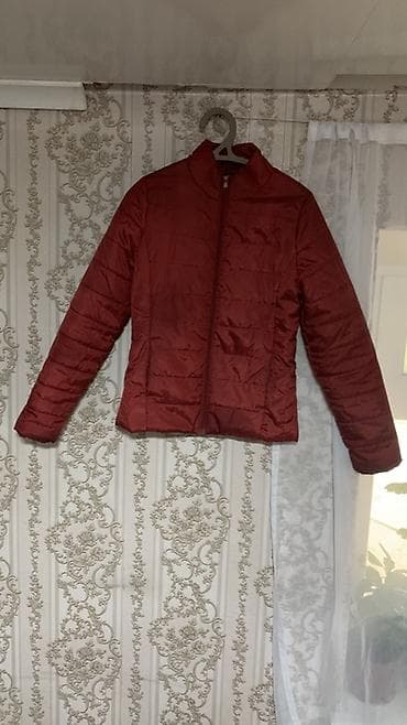 шорты хамелеон: Стёганая лёгкая куртка бордового цвета Прямой крой, длина до бёдер — 2