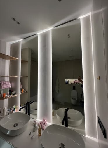 зеркало для ван: Зеркало-панель для ванной с вертикальной подсветкой - Большое — 1