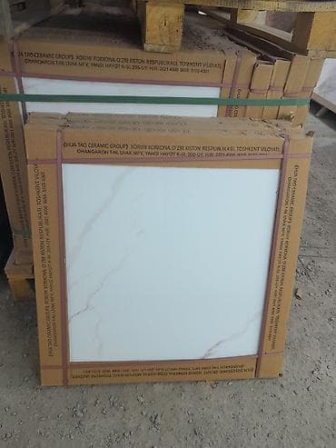 Керамическая плитка с узором под мрамор. Плитка имеет квадратную