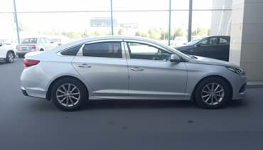 Седан бизнес‑класса серебристого цвета. Основные особенности: -