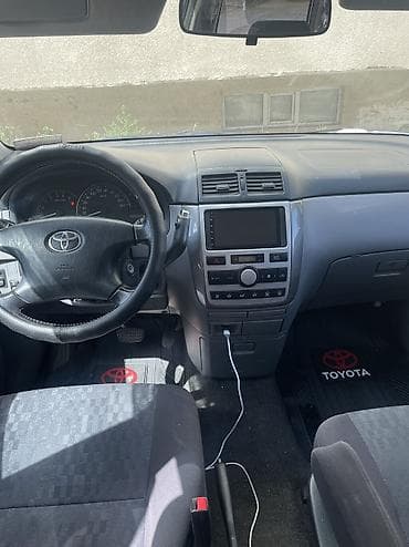 Toyota Avensis Verso: 2002 г., 0.2 - engine capacity л, Автомат, Бензин, Вэн/Минивэн — 3