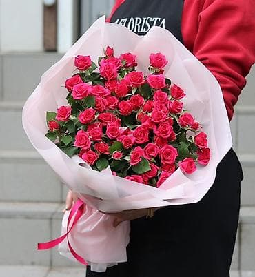 Букет из ярко‑розовых кустовых роз - Состав: плотные соцветия
