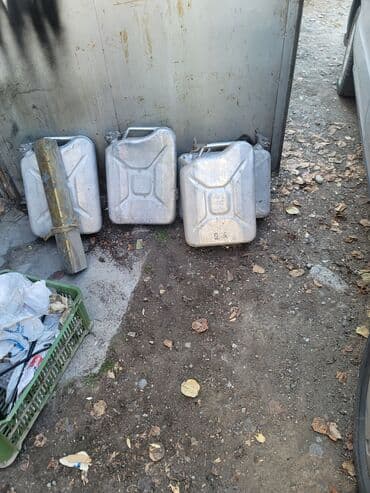Канистры алюминиевые 3шт по 20л и одна 10 литров. Одна проникает, но