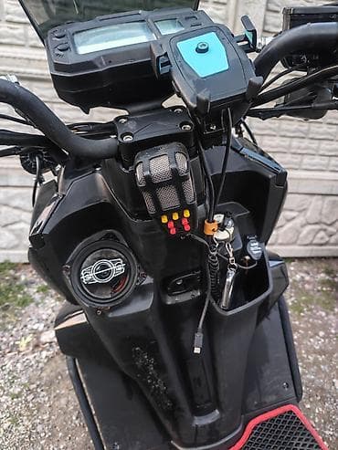 Скутер (Naked/ADV-стиль) с доработками и туринг-оснащением Основные