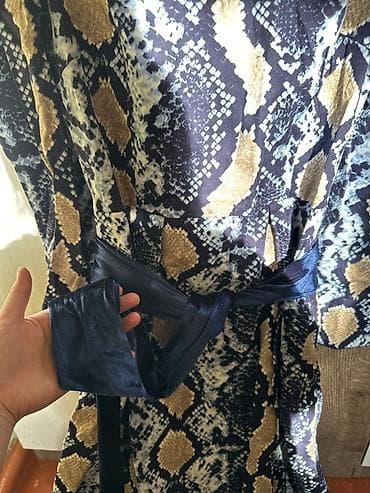 apple whatch 6: Платье макси с поясом и принтом под змеиную кожу. - Длина: макси — 2