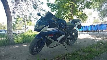 Спортбайк Suzuki GSX-R (серия Gixxer) в фирменной сине‑бело‑чёрной