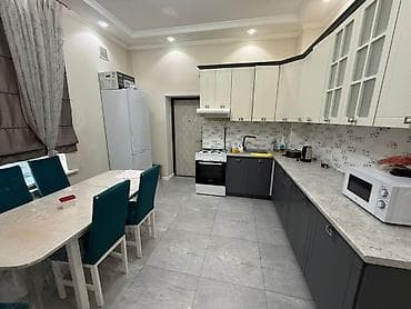 Кыймылсыз мүлк: На участке расположены 2 двухэтажных дома, благоустроенный двор с — 4