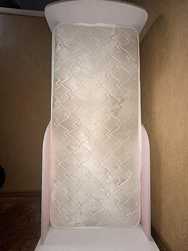 узкие: Детская односпальная кровать для девочки с матрасом. Состояние — 4