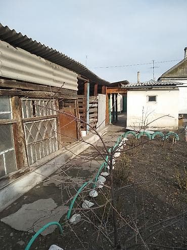 Аренда домов: Продаётся дом центр район площади, саманный, участок 4.8 соток, три — 10