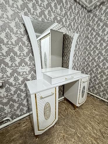 куплю трюмо: Спальный гарнитур в классическом стиле с бело‑золотистым декором — 3