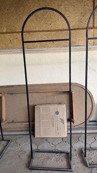 фитнес форма: Металлическая вешалка для одежды с арочным верхом, предназначенная для — 2