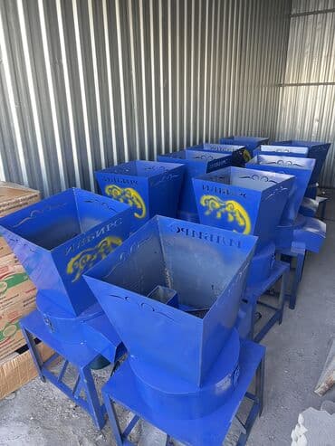 клеточное оборудование для кур несушек: Дробилка 6в1🔥 распродажа. Под рабочей камерой расположен электромотор — 1