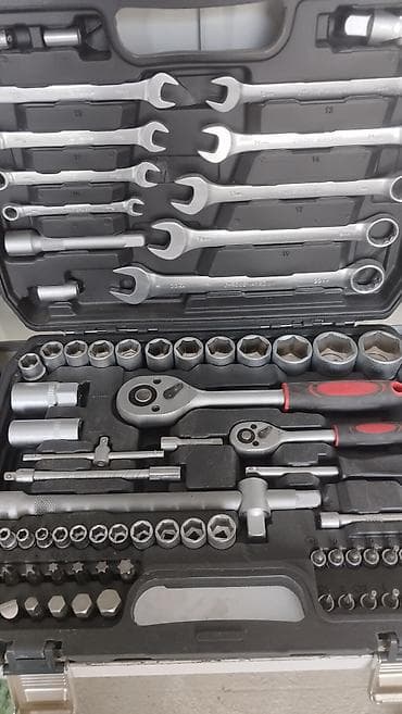 Универсальный набор инструментов, представленный в прочном пластиковом