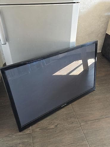Телевизор Samsung, диагональ около 40–43". Плоская панель с узкой — 2