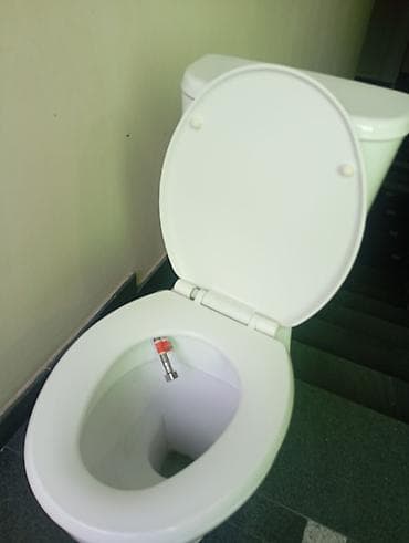 Унитаз Напольный, Б/у, Материал: Фаянс at lalafo.kg Унитаз Напольный, Б/у, Материал: Фаянс