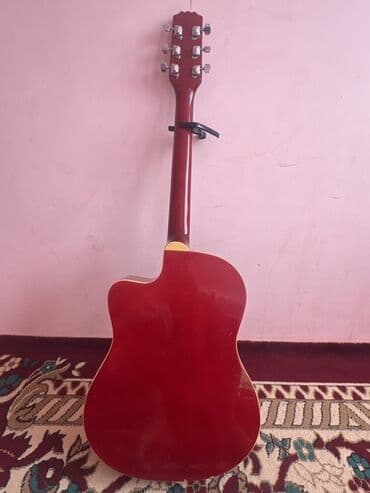 Гитары: Акустическая гитара H&T (модель указана на внутренней этикетке) — 6