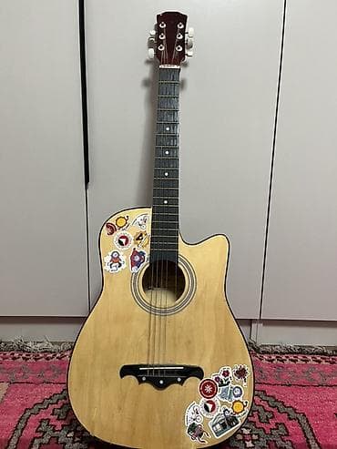 Гитары: Акустическая гитара с вырезом (cutaway), 6 струн. Характеристики: - — 3