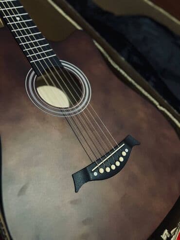 Акустическая гитара с вырезом (cutaway) - Форм‑фактор: полноразмерная