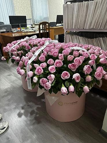 свежий букет: Большие композиции из розовых роз в шляпных коробках Florissimo. - — 2