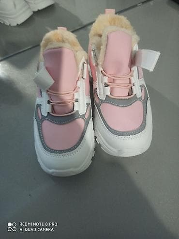 Срочно продаю зимние кроссовки новые размер не подошли