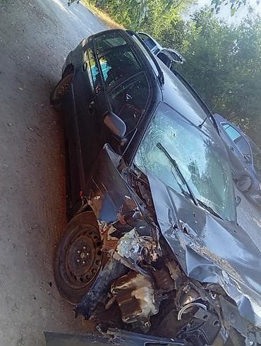 Toyota Avensis универсал (первое поколение),чорный цвет. состояние — 6