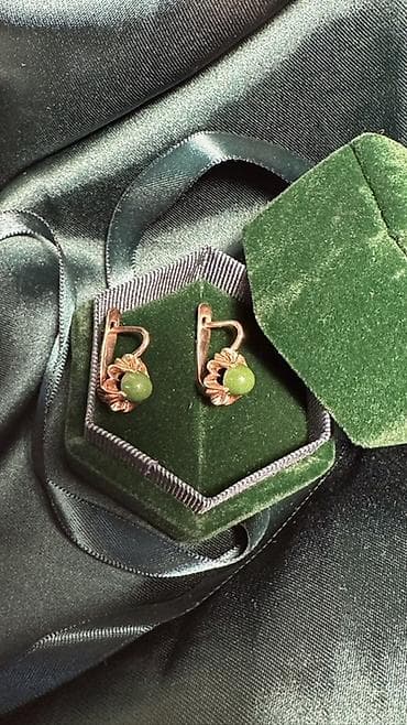 Серьги производство СССР с зелёными вставками в винтажном стиле -