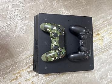 PlayStation 4 Slim (чёрная, компактный корпус). В комплекте два