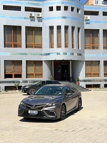 leksus is: Toyota Camry: 2023 г., Седан — 6