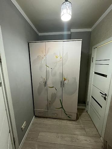 прадаю или меняю: Продается вместительный, трёхстворчатый шкаф для одежды с ящиками — 1