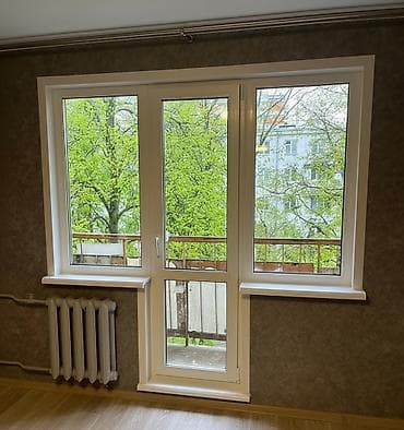 Пластиковый балконный блок белого цвета с тремя секциями. Включает две