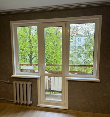 кресло на балкон: Пластиковый балконный блок белого цвета с тремя секциями. Включает две — 1