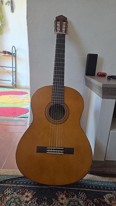 Классическая гитара Yamaha C40 - Полноразмерная классическая гитара at lalafo.kg Классическая гитара Yamaha C40 - Полноразмерная классическая гитара